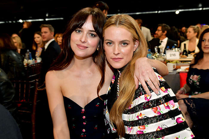 Dakota Johnson y Riley Keough