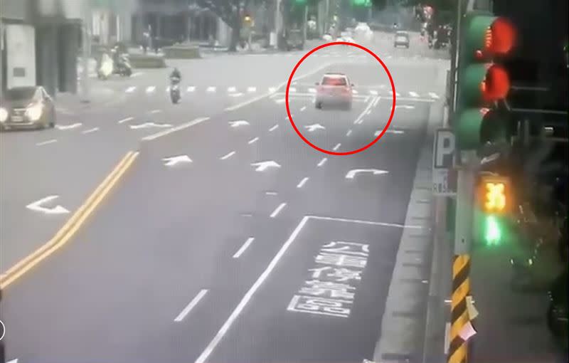 翁男駕駛的轎車(紅圈處)，突然停在馬路中央。（圖／翻攝畫面）