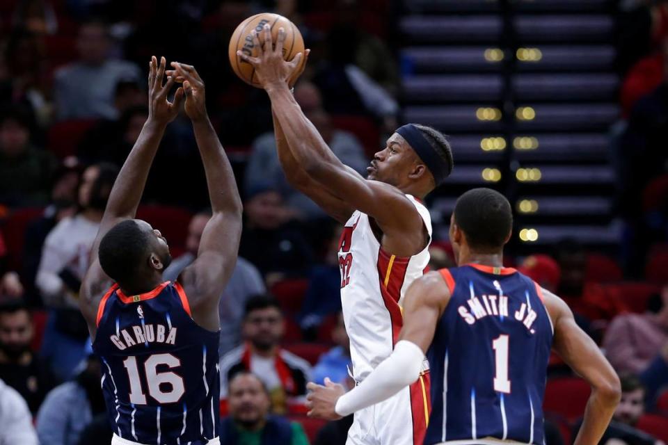 El jugador del Heat Jimmy Butler trata de pasar la pelota ante la marca de Usman Garuba (16) y Jabari Smith Jr., de los Rockets, en el partido celebrado el 15 de diciembre de 2022 en Houston.