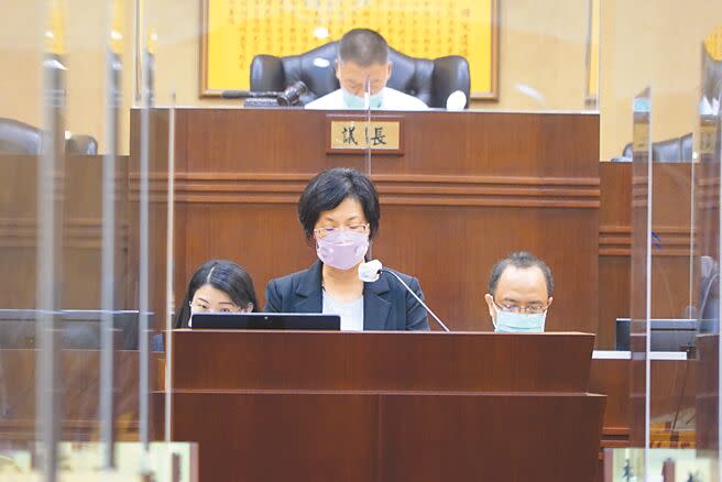 彰化縣長王惠美27日赴議會進行施政報告，細數過去政績，包括擺脫低薪、軌道路網、打造青創基地、完成一學區一日照、招商引資9000億等。（吳建輝攝）