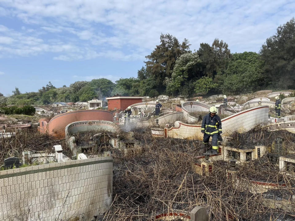 <strong>宜蘭縣今天墓地火警累計21起，讓打火兄弟疲於奔命。（圖／翻攝畫面）</strong>