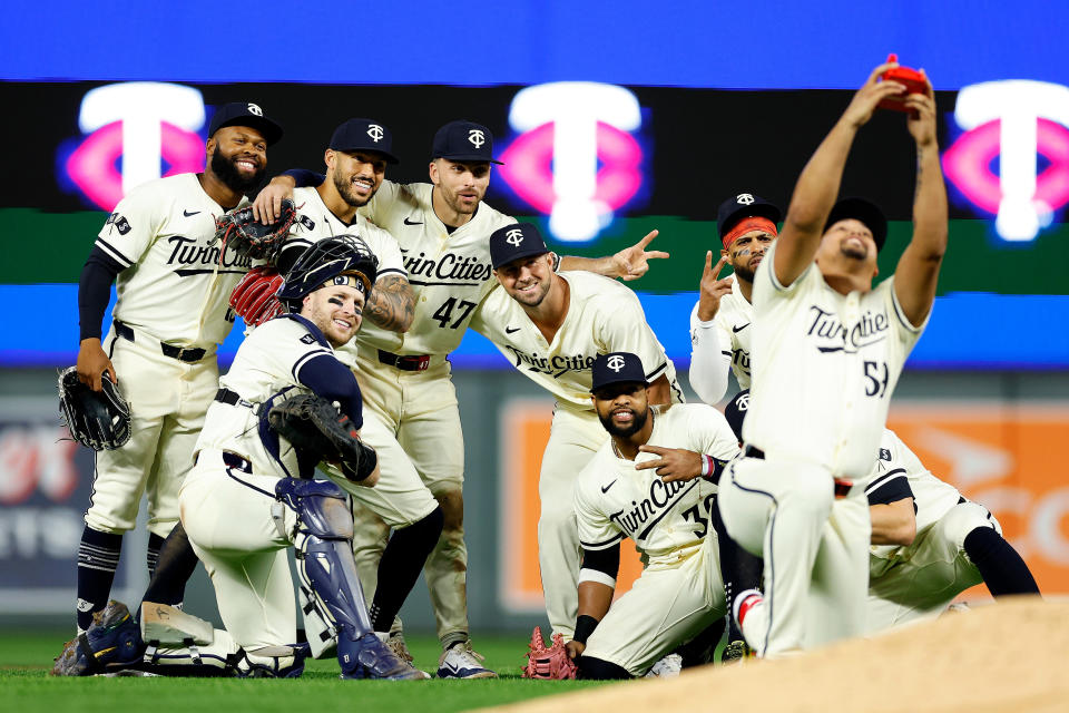明尼蘇達雙城球員在賽後慶祝球隊12連勝。（MLB Photo by David Berding/Getty Images）