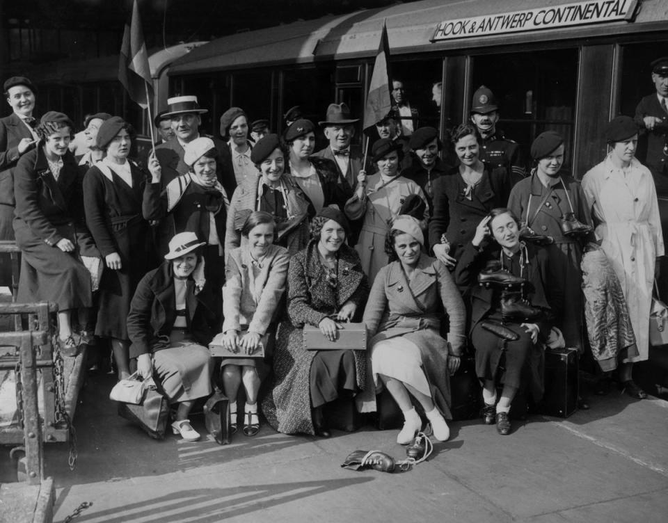 1934: Members of the Belgian Women's Football Club at Liverpool Street Station (Getty Images)