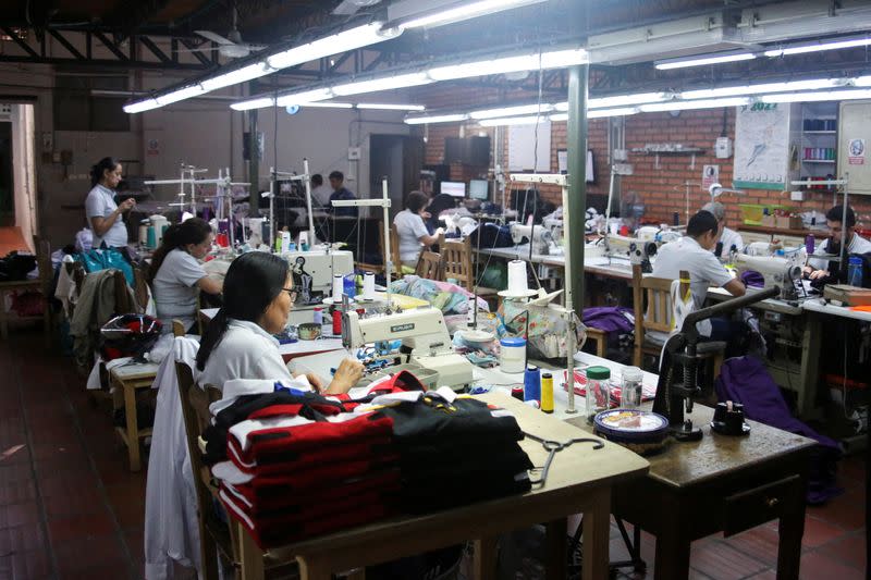 FOTO DE ARCHIVO: Empleados fabrican uniformes en la empresa Uniformes UNO,en Cúcuta, Colombia.