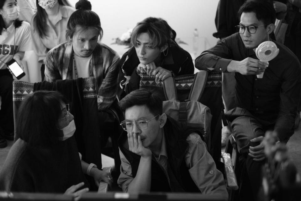 編導吳洛纓（前排左起）、導演姜瑞智與主要演員姚淳耀（後排左起）、炎亞綸、鄒承恩在拍片現場討論。（絡思本娛樂提供）