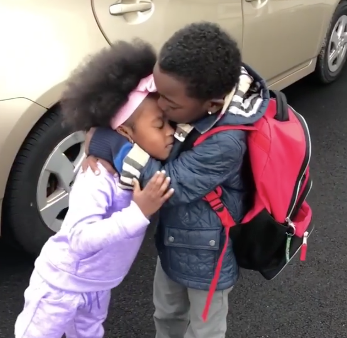 These siblings can’t wait to see each other after school. (Instagram/godivachocolate_)