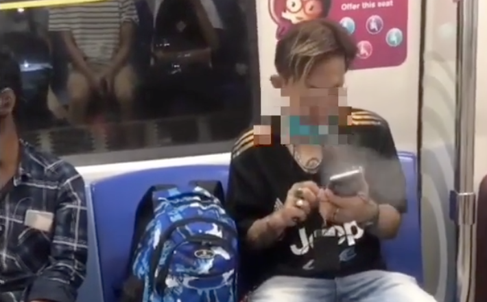 A nan was allegedly vaping on an MRT train as seen in a video. (SCREENSHOT: sgfollowsall/Instagram)