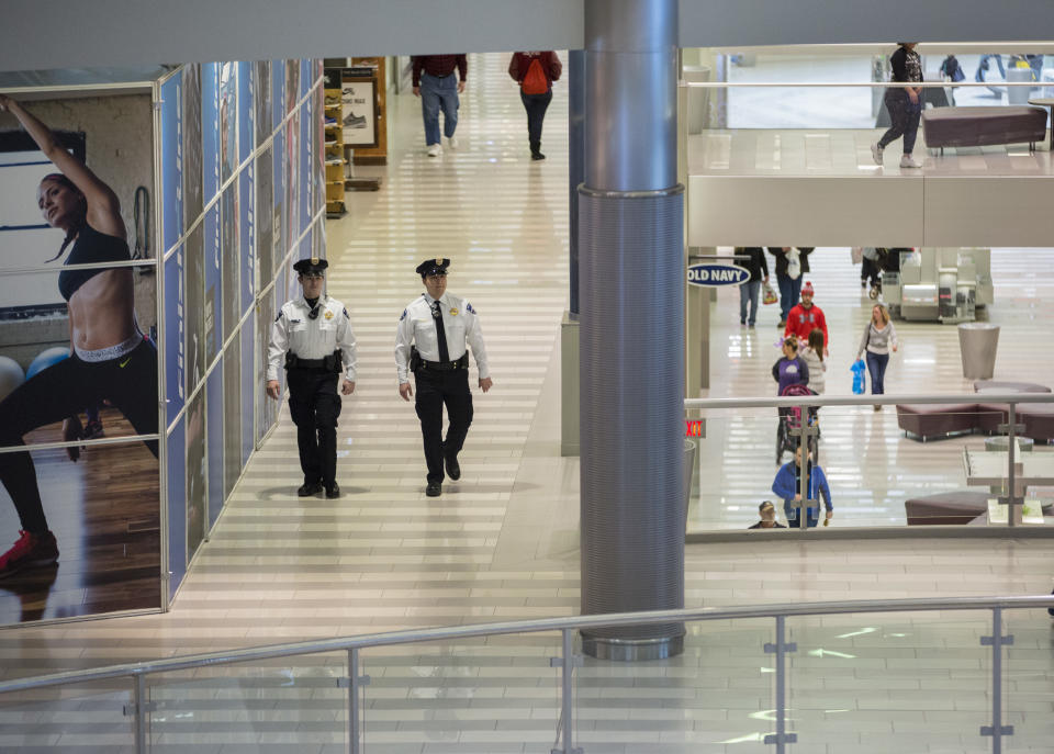 Oficiales de seguridad vigilan el Mall of America, en Minnesota. (AP)