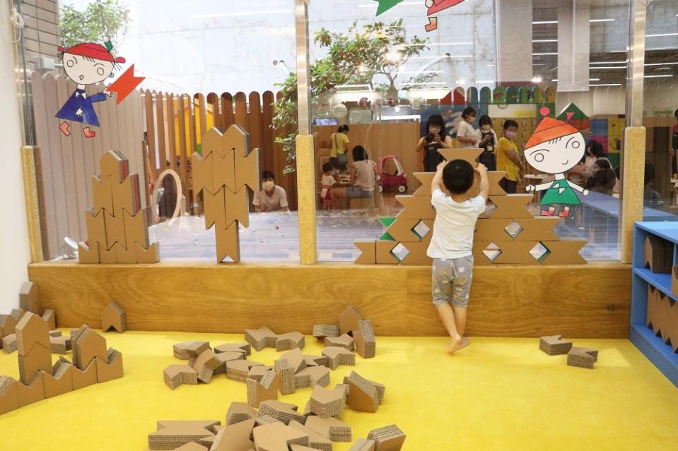 信誼親子館「積木玩具國」特別推出「H型紙積木」用瓦楞紙設計製作可直排、橫排堆砌體 (信誼提供)
