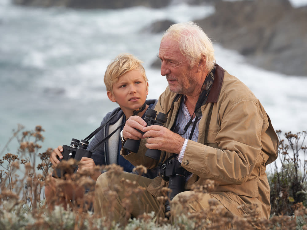 "Rosamunde Pilcher: Stadt, Land, Kuss": Luke (Leonard Artur Conrads) und sein kauziger Großvater, Sir Henry (Günther Maria Halmer), nähern sich an. (Bild: ZDF / Jon Ailes)