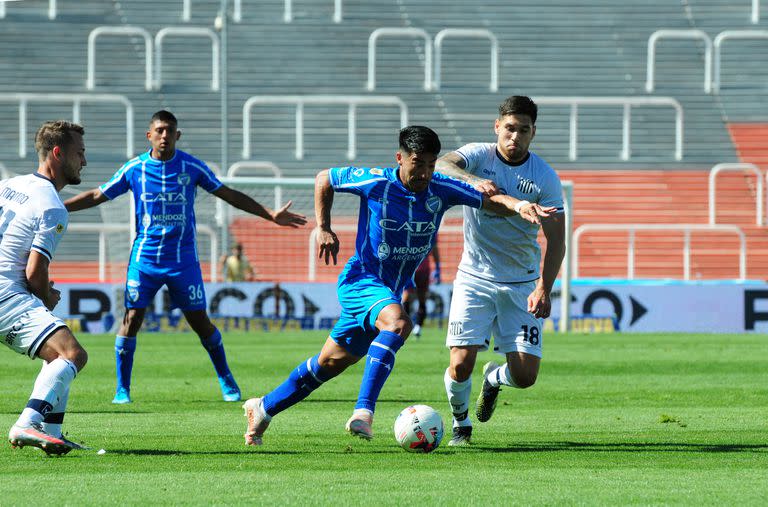 Talleres de Córdoba y Godoy Cruz de Mendoza se cruzaron por el Torneo 2021 hace tres semanas