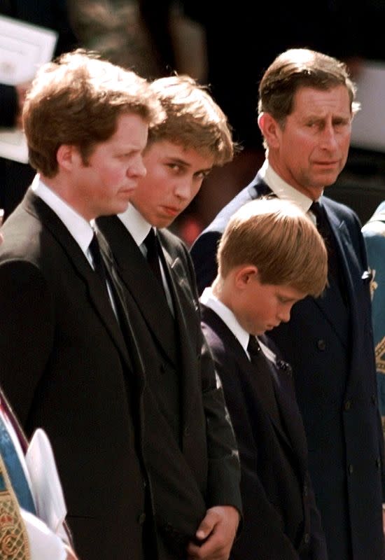 Imagen de archivo. El príncipe Carlos y sus hijos Enrique y Guillermo en el funeral de Diana de Gales en la Abadía de Westminster, Londres