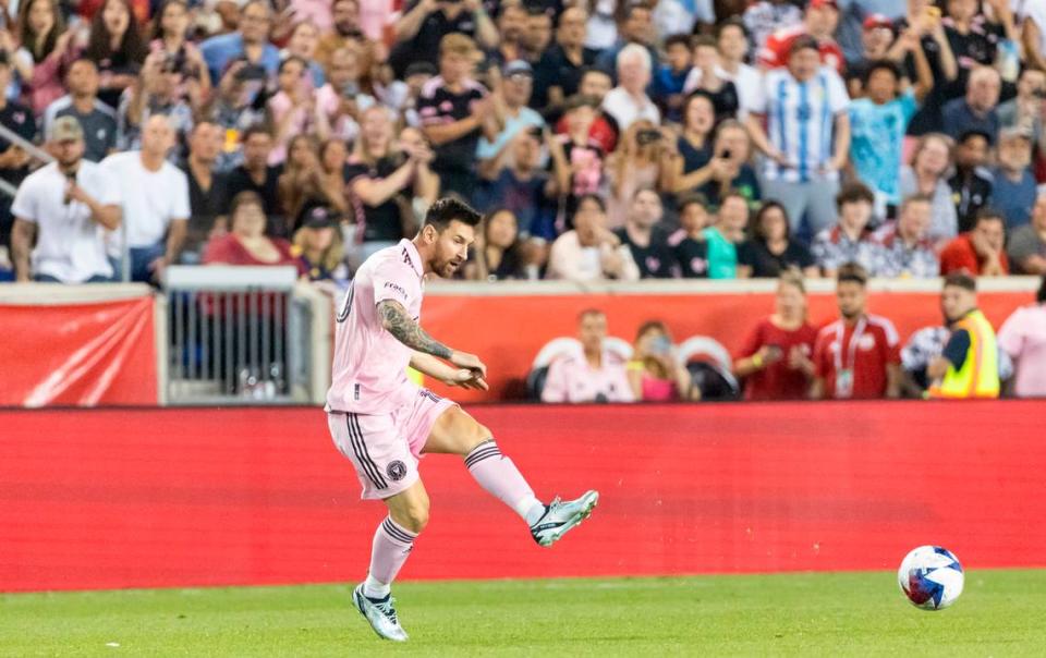 El delantero del Inter Miami Lionel Messi  pasa el balón contra los New York Red Bulls en la segunda mitad del partido de la MLS, celebrado el 26 de agosto de 2023 en Harrison, Nueva Jersey.
