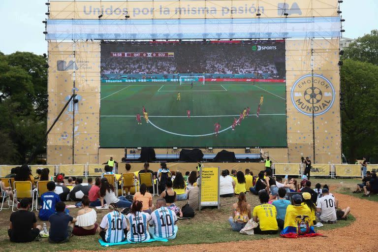 La pantalla gigante que montó la ciudad en la plaza Seeber, en Palermo, donde se podrán ver todos los partidos del Mundial