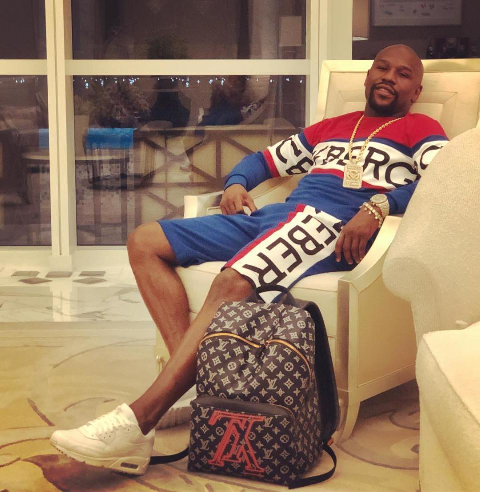 Floyd Mayweather presumiendo de su bolsa. <a href="https://www.instagram.com/floydmayweather/?hl=en" rel="nofollow noopener" target="_blank" data-ylk="slk:Foto: Floyd Mayweather /Instagram;elm:context_link;itc:0;sec:content-canvas" class="link ">Foto: Floyd Mayweather /Instagram</a>