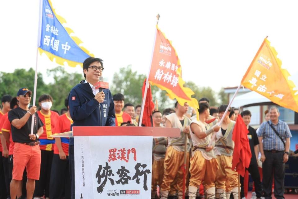 陳其邁市長向各路英雄好漢致敬。圖/高雄市政府提供