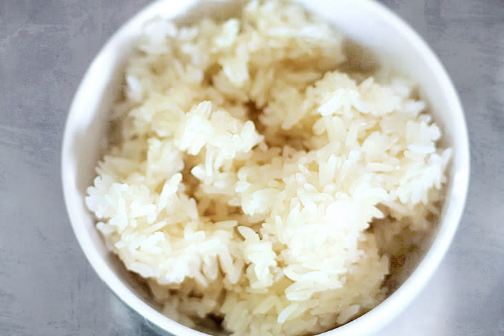 A bowl of sticky glutinous rice after steaming.