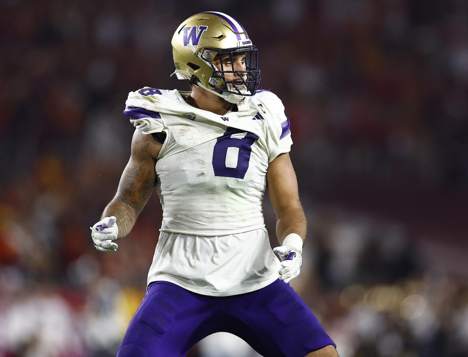 LOS ANGELES, CALIFORNIA – NOVEMBER 04: Bralen Trice #8 of the Washington Huskies at United Airlines Field at the Los Angeles Memorial Coliseum on November 04, 2023 in Los Angeles, California. (Photo by Ronald Martinez/Getty Images)