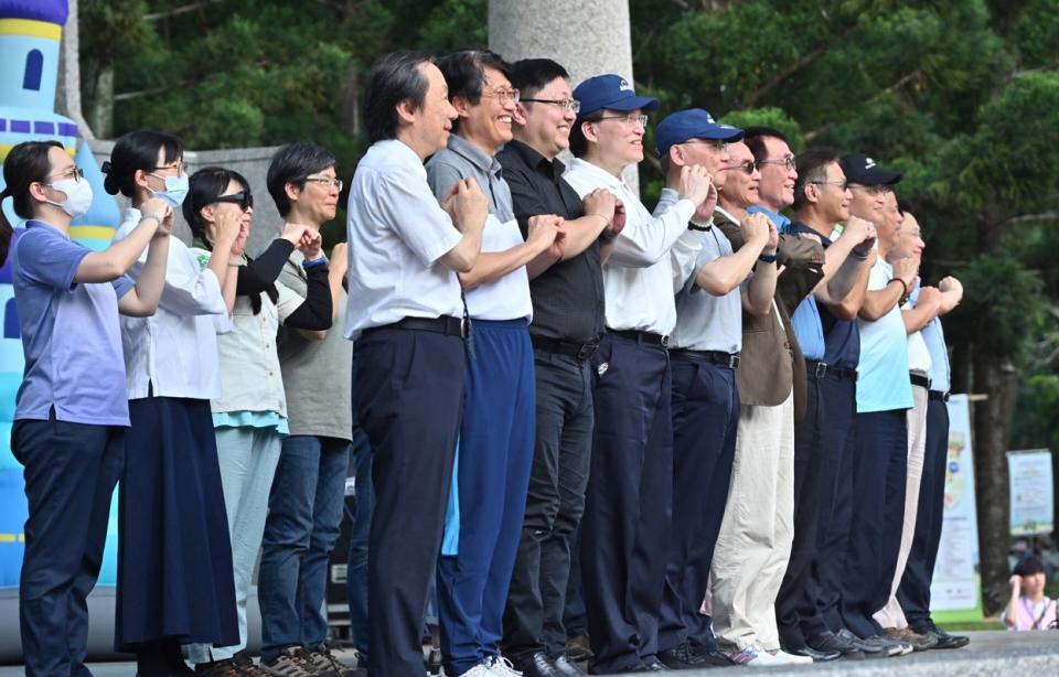 與會貴賓上臺帶動大眾作減塑宣誓儀式，共同喊出「減塑有我，由我接棒！」