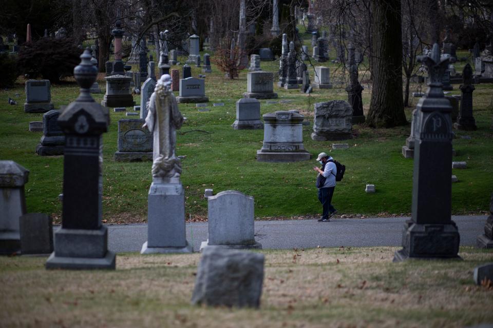 Gente visitando el cementerio Green-Wood de Brooklyn, Nueva York. (Foto: KENA BETANCUR/AFP via Getty Images)