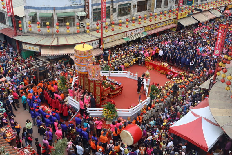 大甲媽祖祝壽大典  數萬信徒虔誠參拜（1） 大甲鎮瀾宮媽祖9天8夜遶境進香祝壽大典9日上午在 新港奉天宮前廣場舉行，數萬信眾擠滿奉天宮周邊街 道，手持清香、進香旗參與誦經，祈求平安。 中央社記者蔡智明攝  113年4月9日 