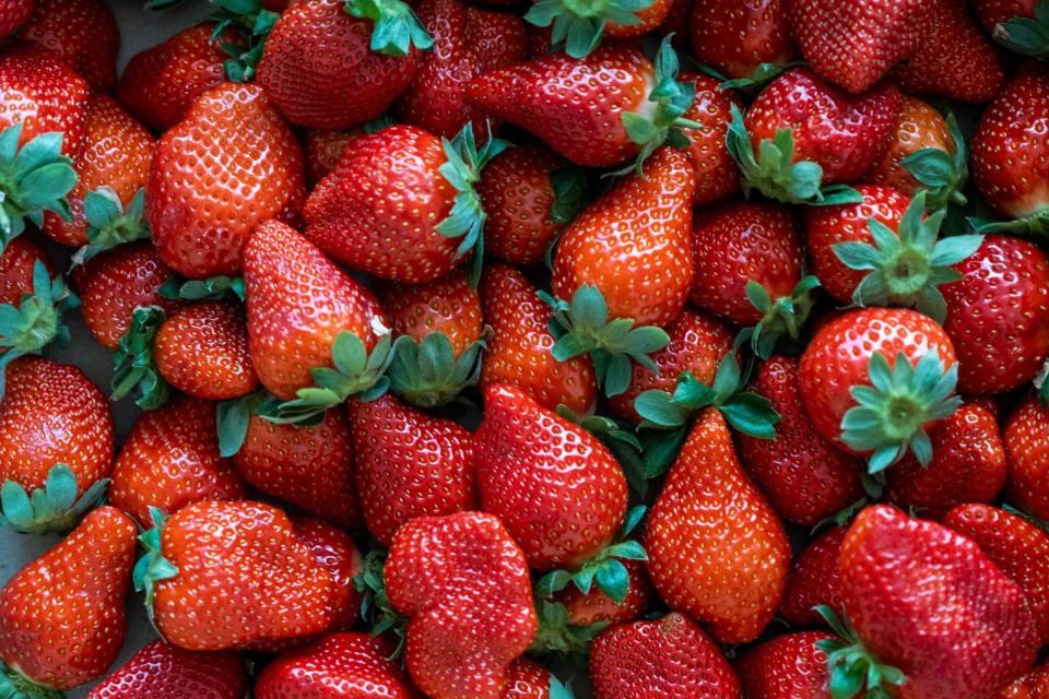 Erdbeeren erhalten ihre leuchtend rote Farbe durch eine chemische Verbindung namens Fisetin. Dieses Polyphenol kann auch entzündungshemmende Eigenschaften haben. - Copyright: Ivan/Getty Images