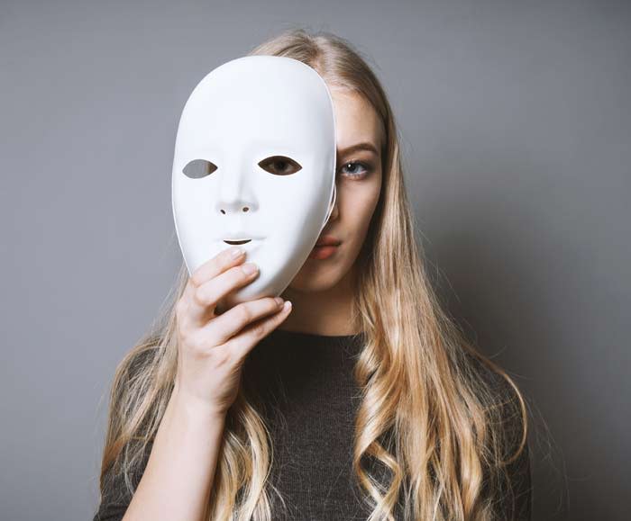 mujer con una máscara