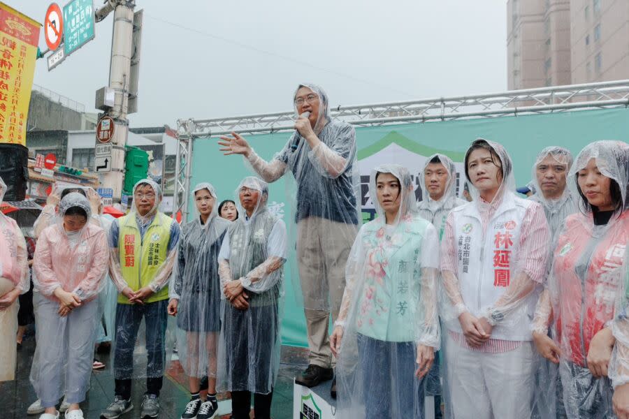 圖／民進黨秘書長林右昌今（16）日率領多位台北市立委與在地黨公職，前往台北市松山慈祐宮前廣場宣講。（民進黨提供）