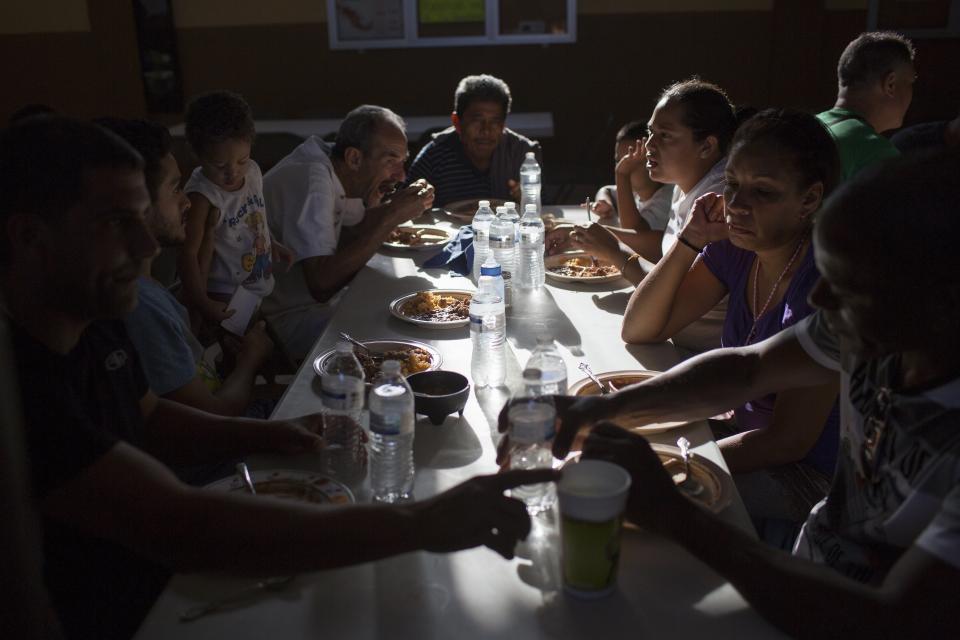 En esta foto del 25 de marzo de 2017, cubanos cenan en el albergue “Casa del Migrante” en Nuevo Laredo, México, al otro lado de la frontera de Laredo, Texas. Algunos cubanos están aquí desde que el entonces presidente Barack Obama terminó la política de “pies mojados, pies secos”, que permitía que los cubanos que alcanzaran suelo estadounidense pudieran quedarse ahí. (AP Foto/Rodrigo Abd)