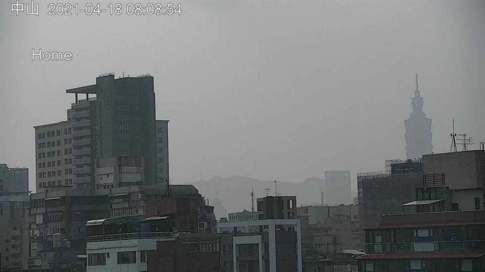 圖為北市中山區，空氣品質指標(AQI)達154紅色警示等級，對所有族群不健康。(翻攝自 環保署空氣品質監測網)