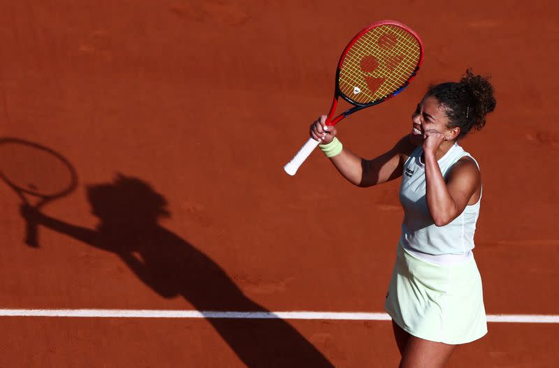 La italiana Jasmine Paolini celebra tras ganar su partido de semifinales ante la rusa Mirra Andreeva, en el Abierto de Francia, en Roland Garros, París, Francia