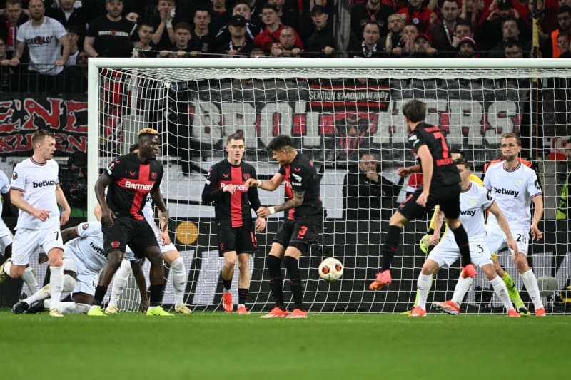 Leverkusen's Jonas Hofmann (3rd R) scores his side's first goal of the game during the UEFA Europa League quarter-final first leg soccer match between Bayer Leverkusen and West Ham United at BayArena. Federico Gambarini/dpa