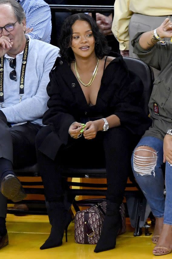 Im ersten Basketball-Spiel der NBA-Finals zwischen den Golden State Warriors und Cleveland Cavaliers ließ Pop-Star Rihanna in der Front Row tief blicken. Ob ihr Lieblingsspieler LeBron dafür Augen hatte, ist aber zu bezweifeln. Immerhin hatten die Basketball-Fans etwas zu sehen (Bild: AP)