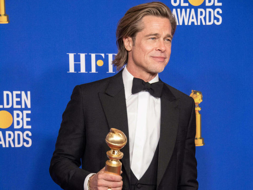 Brad Pitt hält stolz seinen Golden Globe in der Hand (Bild: imago images/Picturelux)