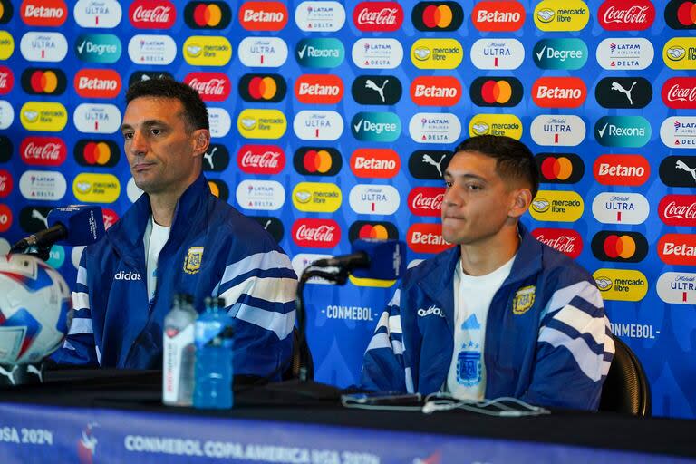 Lionel Scaloni estuvo acompañado de Nahuel Molina en la conferencia de prensa previa al partido