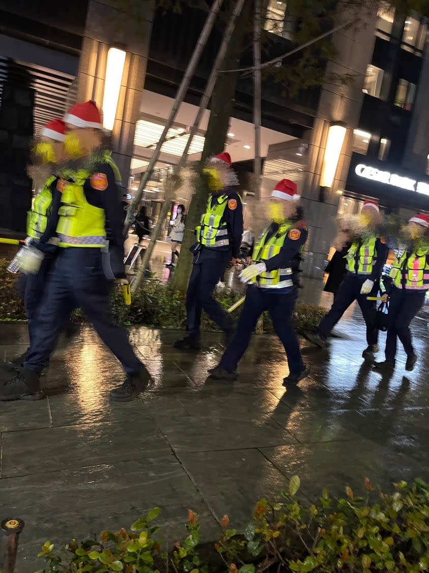 新北耶誕城員警須戴聖誕帽值勤，掀基層戰火   圖:靠北police