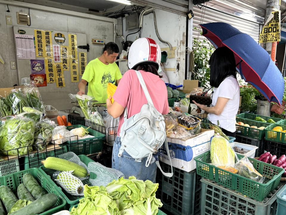 連日下雨及海葵颱風影響，蔬菜供貨不穩，菜價飆漲。記者陳雅玲／攝影