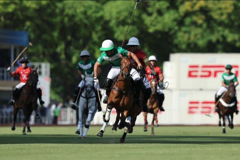 Bartolomé Castagnola (h.) ataca a fondo; La Natividad debió trajinar mucho, hasta el último chukker, para superar a La Irenita y acceder por segunda vez a una final del Abierto de Palermo.