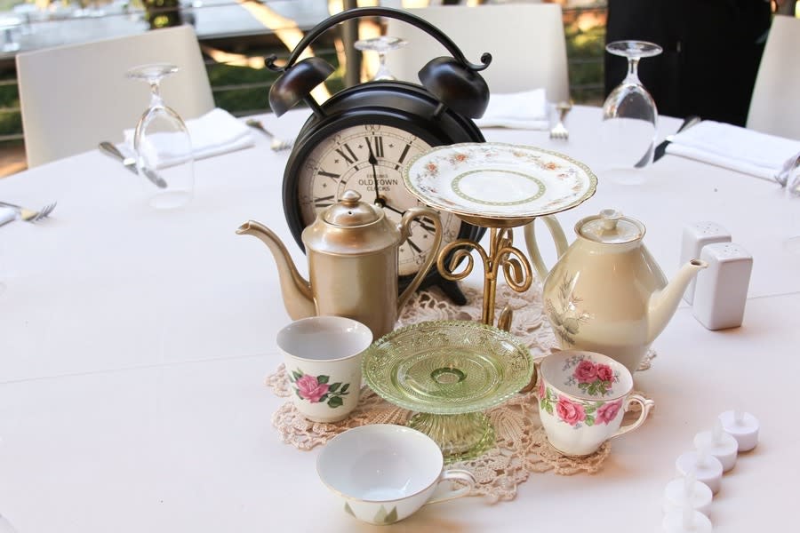 Otro de los centros de mesa fue decorado según la cinta ‘Alice in wonderland’, en la clásica escena de la hora del té.