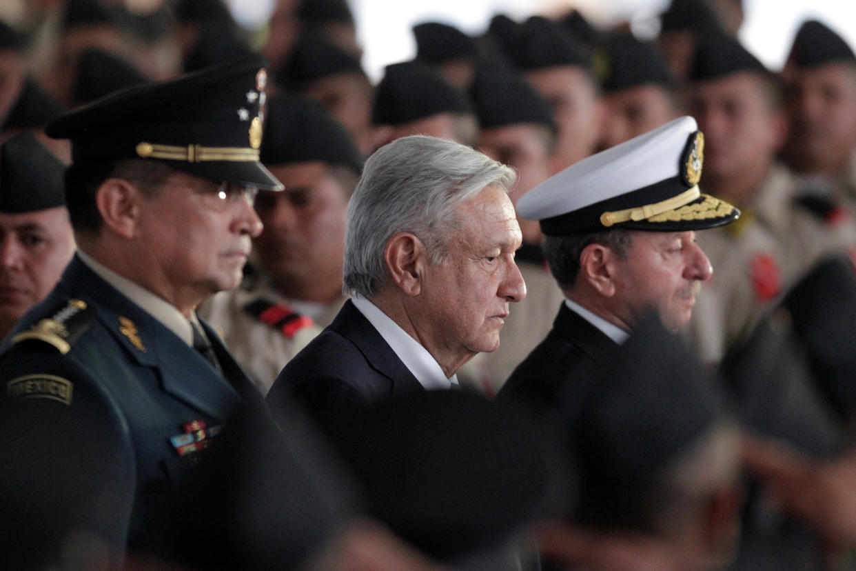 El presidente de México, Andrés Manuel López Obrador (AMLO) y los secretarios de la Defensa Nacional y Marina Armada de México | REUTERS/Daniel Becerril