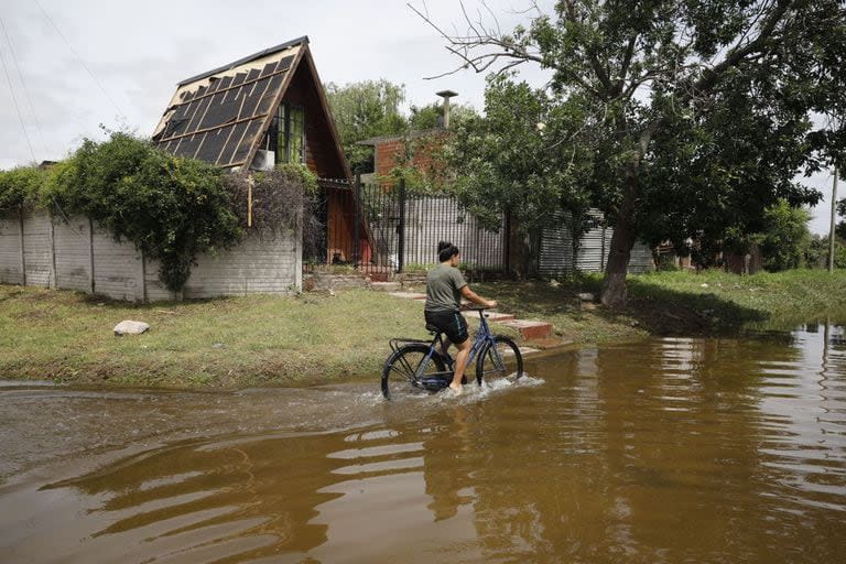 Una casa que ha perdido parte de su techo con el temporal ahora convive con las inundaciones causadas por la sudestada