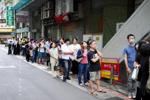 【台北漫步食記】不老客家麻糬 松江路297巷 │中山區行天宮站： 行天宮站超人氣麻糬攤～每個10塊錢六種口味顆顆都驚喜～完全手工製作想買只有當乖寶寶排隊！(招牌椰香口味人氣大推薦)