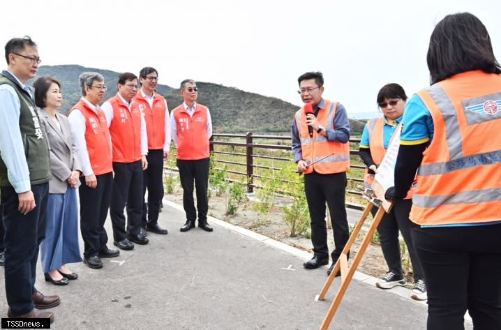 行政院長陳建仁（左三）聽取屏南快速公路工程計畫簡報。（記者陳真攝）