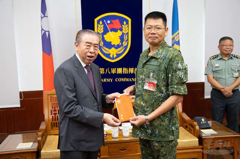 20200731-軍人之友社理事長李棟樑（左）31日搭乘空軍福克50專機前往南部地區實施慰問。（取自軍聞社）