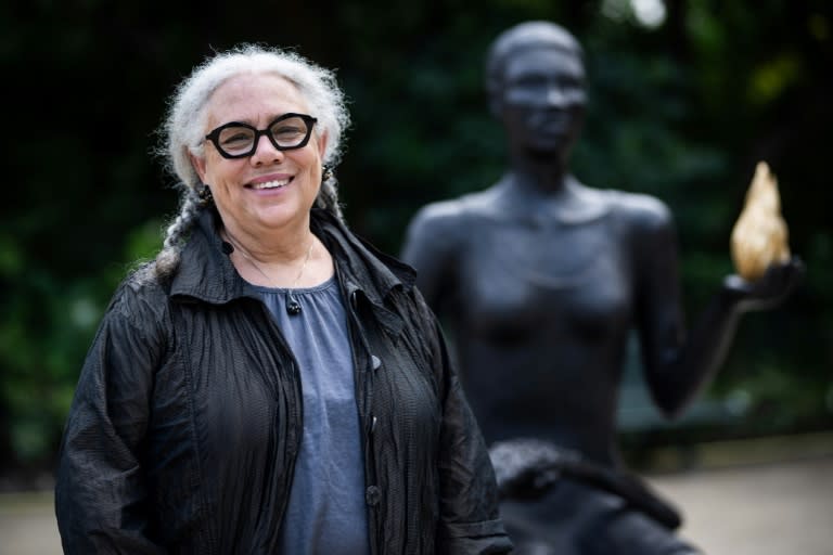 La artista estadounidense Alison Saar posa junto a su escultura "Salon" para los Juegos Olímpicos y Paralímpicos de París, en el Jardín Charles Aznavour de la capital francesa, el 21 de junio de 2024 (Julien de Rosa)