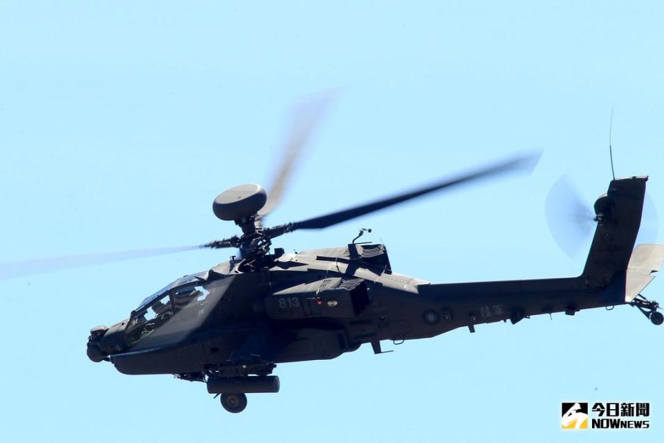 ▲ 2018年7月17日AH-64E攻擊直升機「全作戰能力」成軍典禮，阿帕契直升機性能展示。（圖／記者林柏年攝 ,)