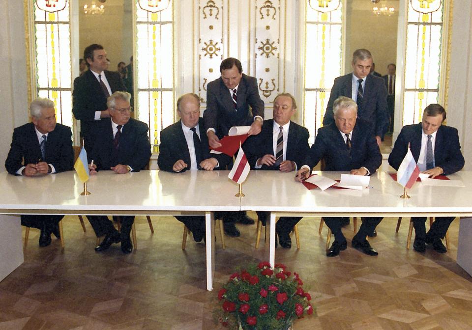 FILE - Russia's President Boris Yeltsin, second right, Ukraine's President Leonid Kravchuk, second left, Belarus' leader Stanislav Shushkevich, third left, Russia's State Secretary Gennady Burbulis, right, Belarus' Prime Minister Vyacheslav Kebich, third right, and Ukraine's Prime Minister Vitold Fokin, left, sign an agreement terminating the Soviet Union and declaring the creation of the Commonwealth of Independent States in Viskuli, Belarus on Dec. 8, 1991. The leaders of Russia, Ukraine and Belarus declared the USSR dead and announced the creation of the Commonwealth of Independent States, an alliance joined two weeks later by eight other Soviet republics. (AP Photo/Yuri Ivanov, File)
