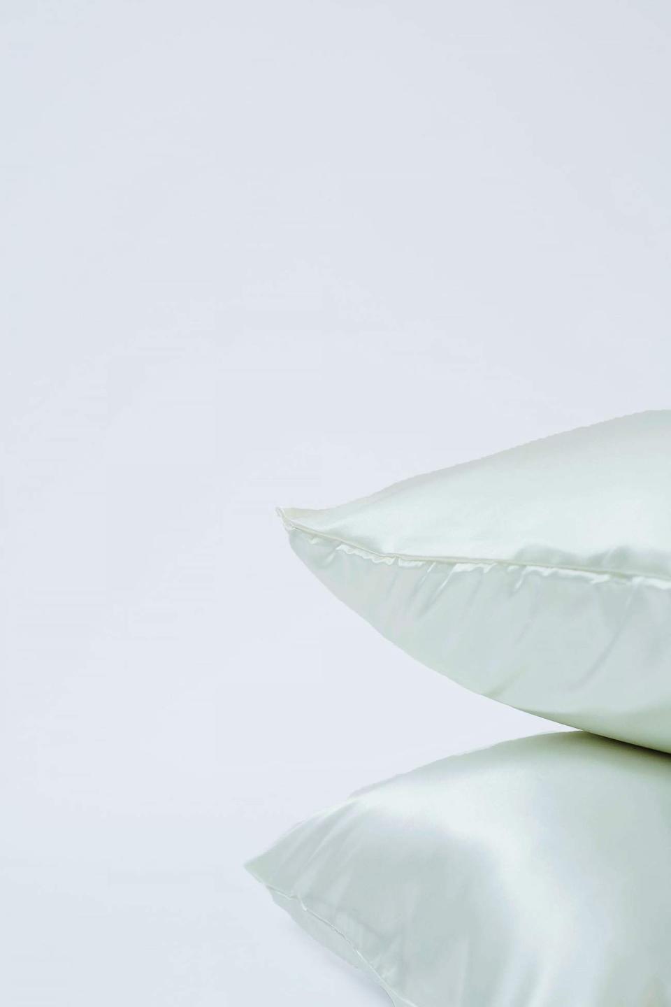 11) Grace Eleyae Ivory Silk Pillowcase