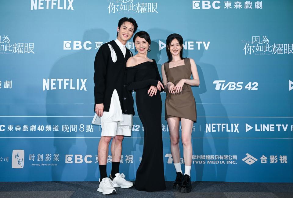 ▲范少勳 (左起)、柯淑勤、袁子芸三人劇中飾演夏家一家人。