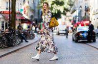 <p>Blumen kommen nie aus der Mode. Model Veronika Heilbrunner zeigt, wie man sie im kommenden Frühjahr trägt. Dazu kombiniert sie eine Chloé Lexa Bag. (Bild: Getty Images)</p>